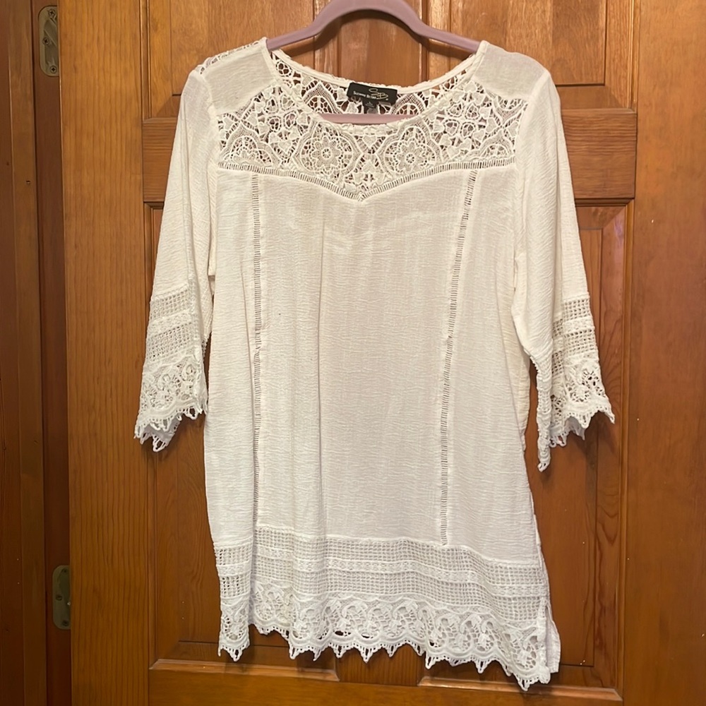 Beautiful white tunic with lace detail. Perfect for summer!